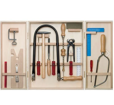 Laubsäge-Set im Holzschrank mit Holzbrettchen und Stahlwerkzeugen