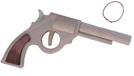 Pistola di legno, pistola giocattolo. La pistola spara gomma